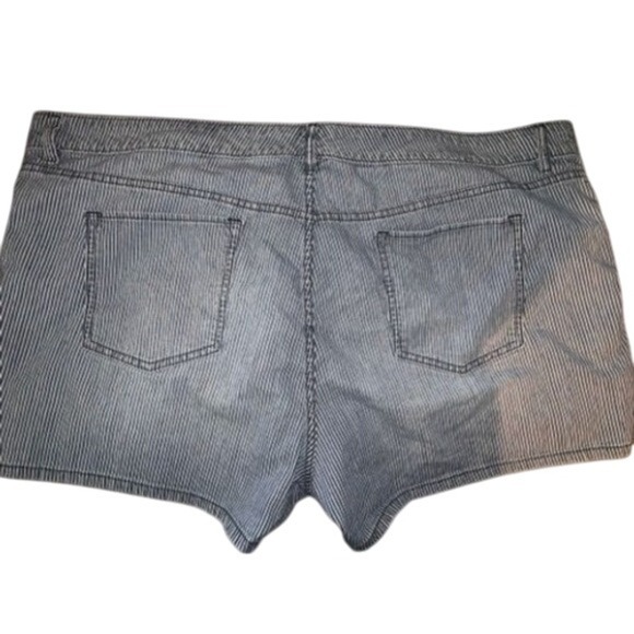 Old Navy Plus Size 24 Blue White Striped Denim Jean Shorts Pockets Casual - Picture 2 of 3